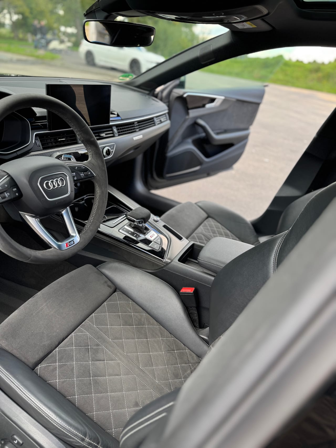 Cockpit eines Audi RS mit Lenkrad und Alcantara-Sportsitzen, gründlich aufbereiteter Innenraum.