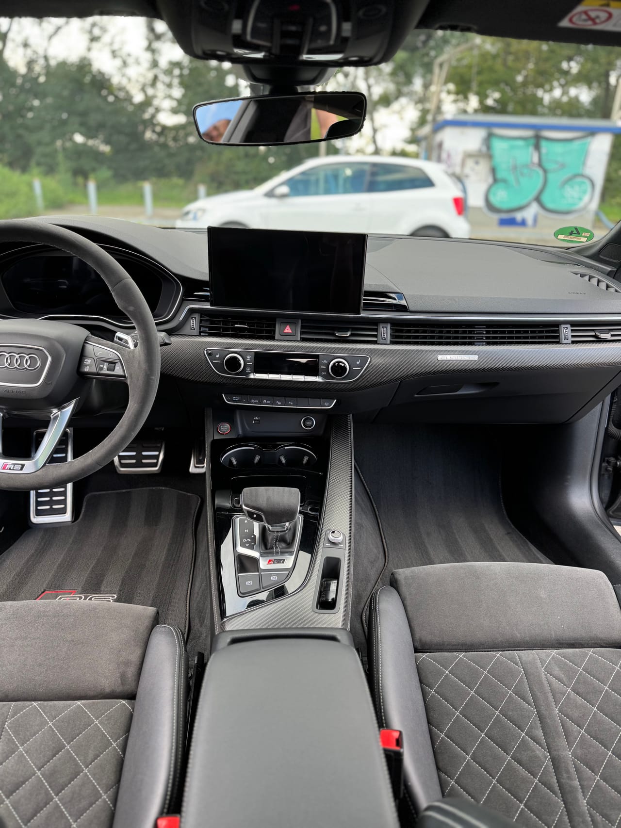 Frontale Ansicht des Armaturenbretts eines Audi RS mit Carbon-Dekor nach der Innenreinigung.