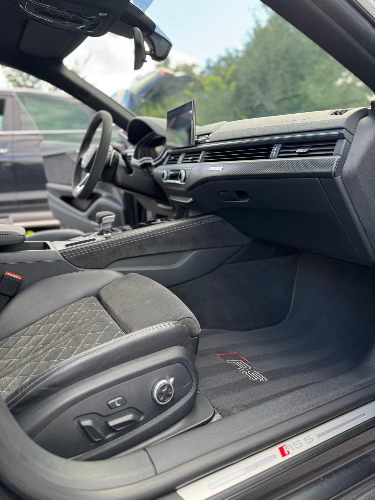 Beifahrerseite eines Audi RS mit gepflegten Alcantara-Sitzen und sauberen Fußmatten.