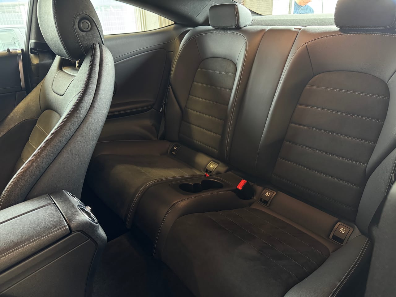 Rücksitze eines Mercedes C-Coupé mit gepflegtem schwarzem Leder und Alcantara, frisch gereinigter Innenraum.